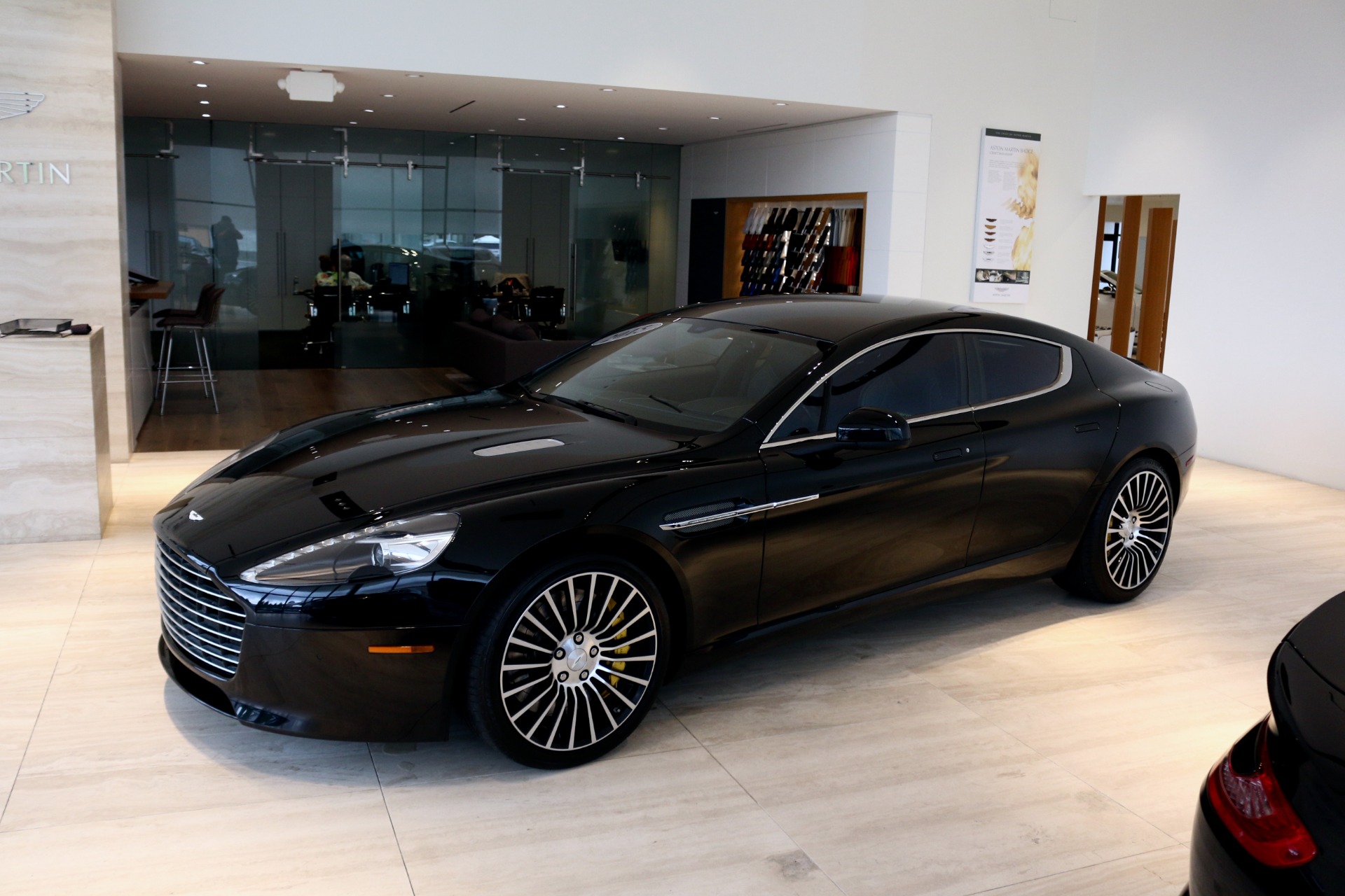 Машина Aston Martin rapide