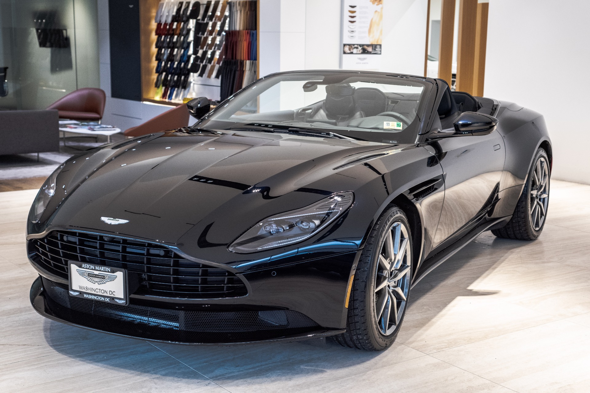 Астон Мартин db11 volante