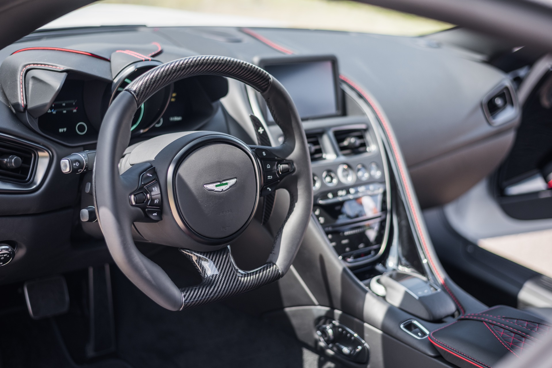 Aston Martin DBS Superleggera салон