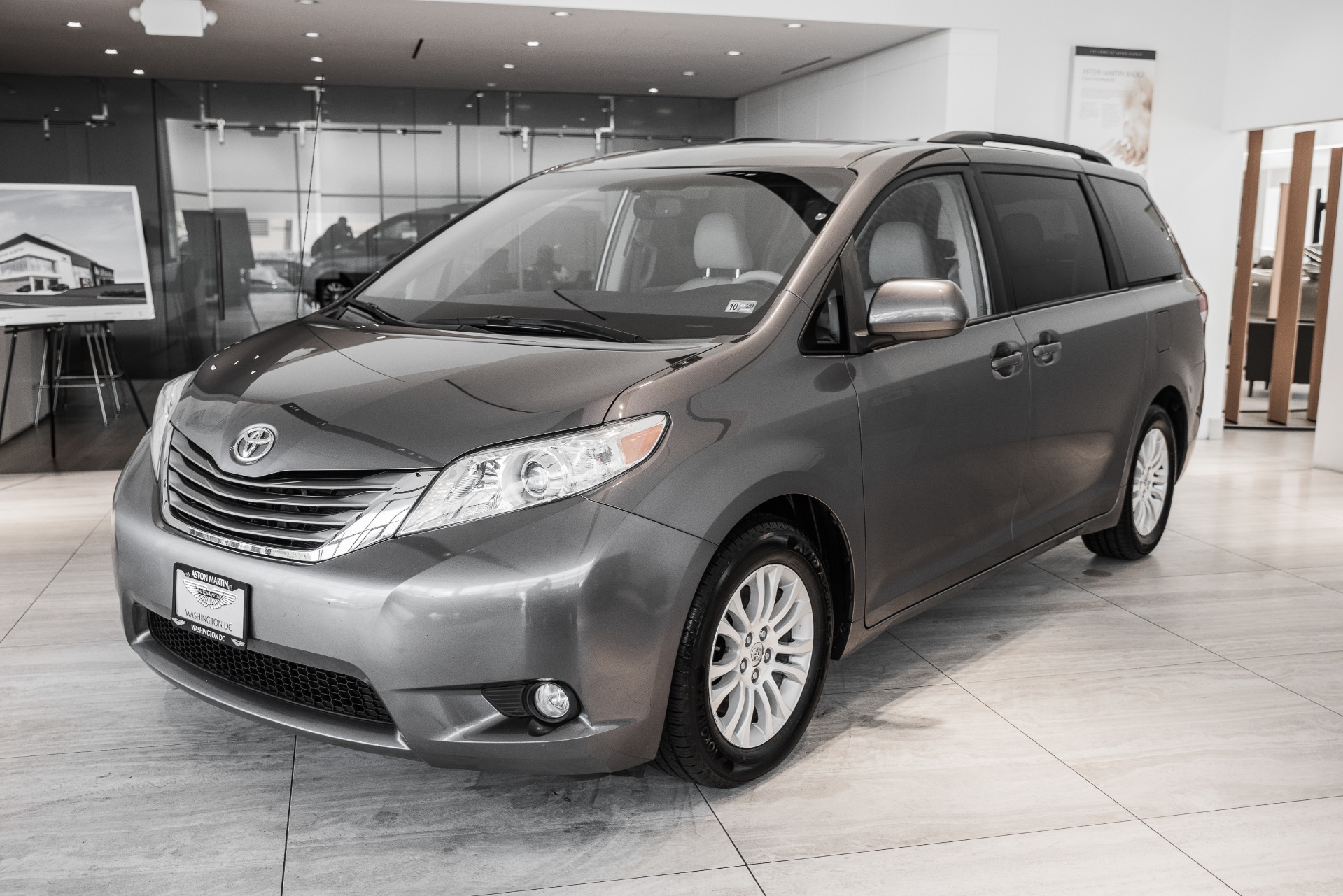 Toyota sienna 4 поколение