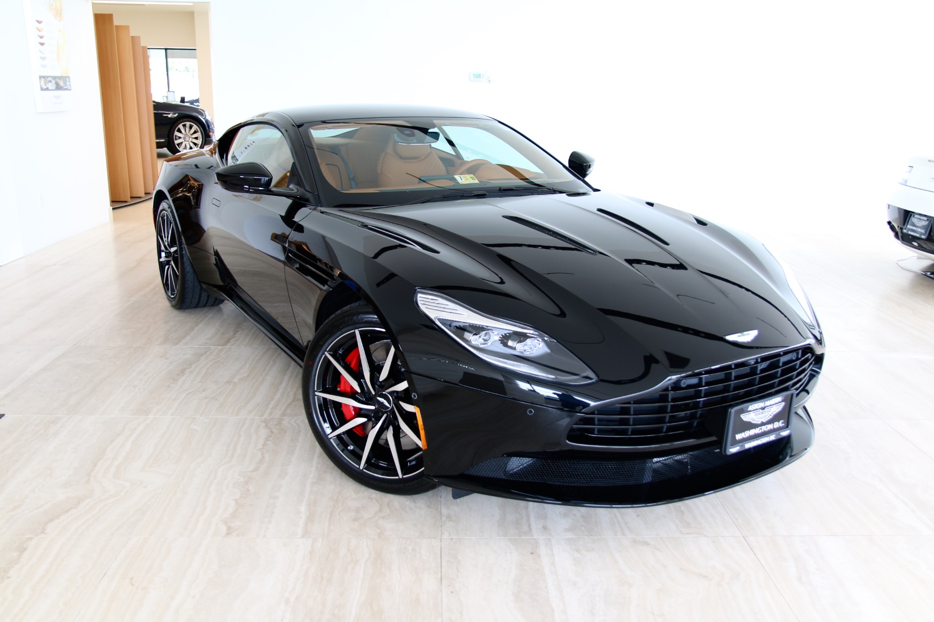 Aston Martin db11 в чёрном цвете