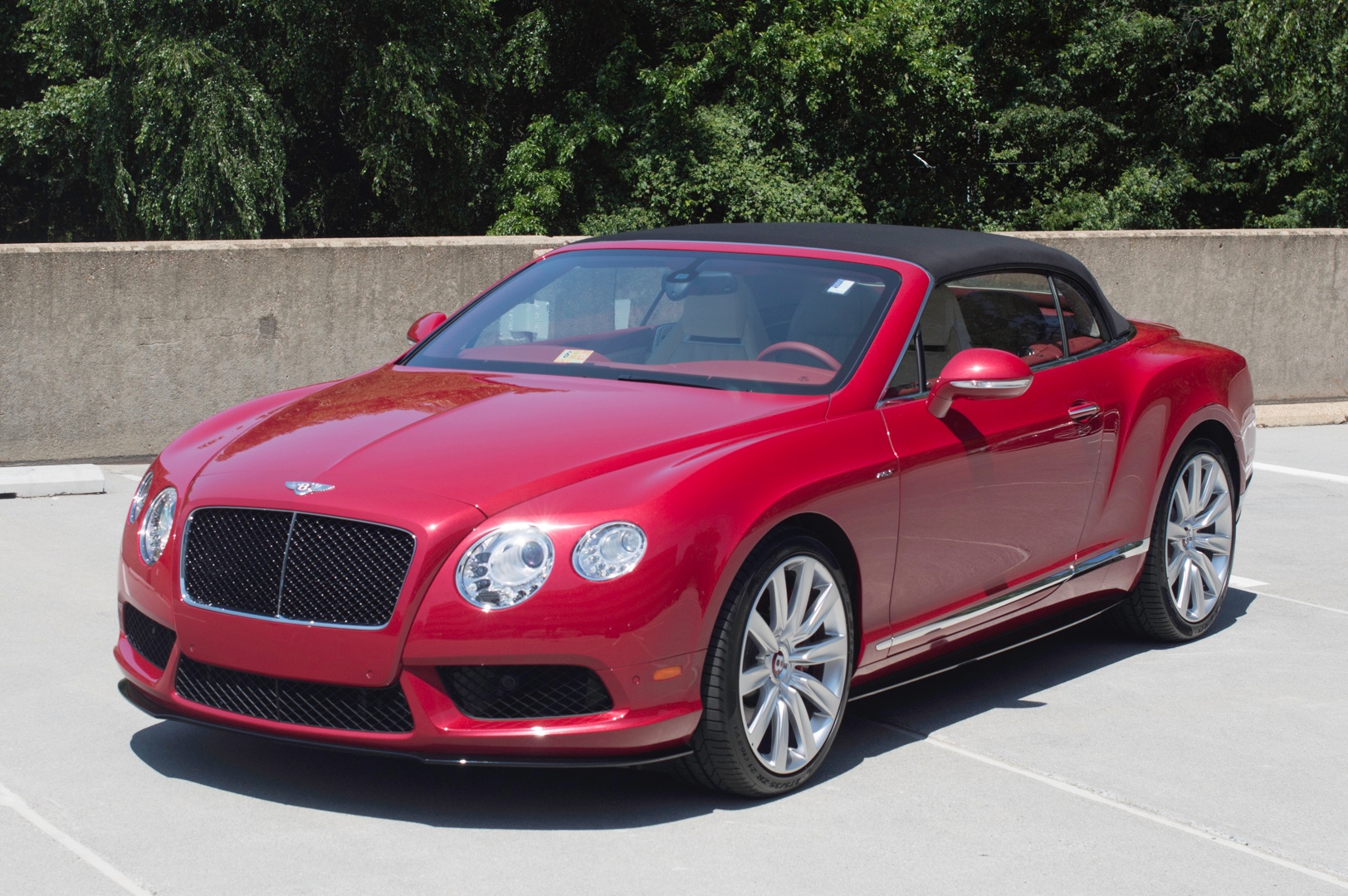 Bentley Continental красная